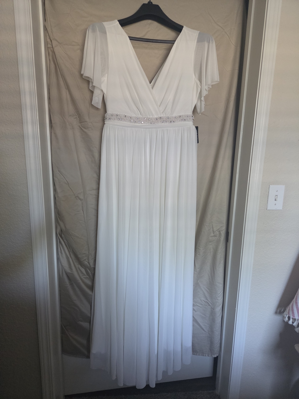 Elegant White V-Neck Evening Dress with Beaded Waist